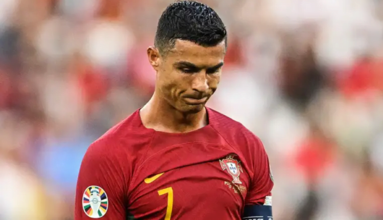 ‘This new generation!’ - Diogo Dalot pokes fun at Cristiano Ronaldo with Portugal captain glued to his phone
