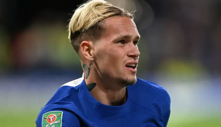 Confused Chelsea Winger Mykhailo Mudryk Reacts to 'London is Red' Jibe from Selfie-Hunting Fan