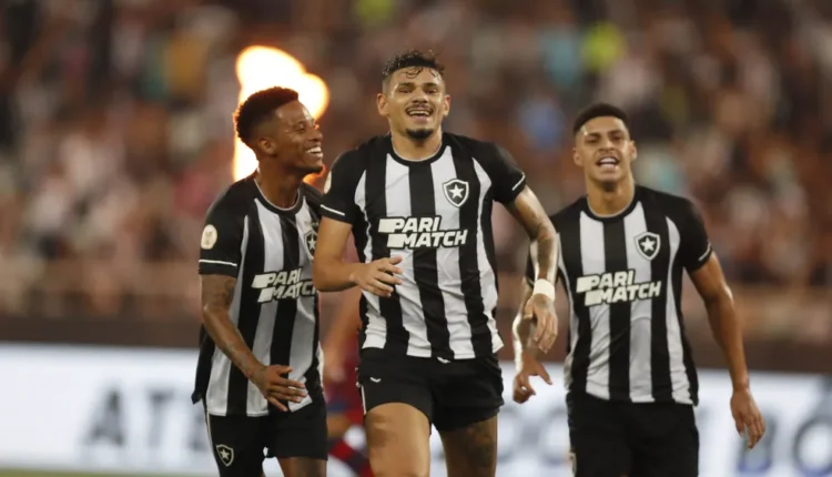 Compare Botafogo last 10 games with its opponents in the race for the title