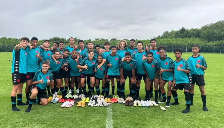 Vasco players give boots to under-14 boys after a bus fire